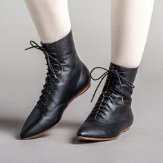 Hartfield Women's Regency Leather Boots (Black) – American Duchess Regency Shoes, 18th Century Shoes, Century Shoes, American Duchess, Witch Boots, Spring Heels, Leather Boots Black, Regency Period, Stylish Footwear