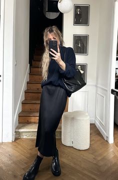 Long Sleeve Dress Outfit, Wedding Photographer Outfit, Office Outfit Inspiration, 16 Outfits, Pants Satin, Photographer Outfit, Chelsea Boots Outfit, Black Boots Outfit