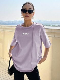 Púrpura polvoriento Casual Collar manga media Tela Letras,Liso  Embellished Elástico Ligero Exposed Seams, Fabric Letters, Dusty Purple, Estilo Hip Hop, Women T Shirts, Letter Print, Workout Shorts, Half Sleeves, Summer Casual