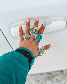 Long alternating neon flame colored nails with lots of Native American made turquoise rings. Neon Western Nails, Cowgirl Jewelry Rings, Neon Nails Ideas, Punchy Jewelry, Neon Western, Nails Ideas Summer, Neon Cowgirl, Ideas Summer Nails, Cowgirl Turquoise