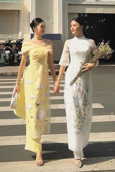 Looking at these moments, it seems that Tet has come very close. We want to bring the feel of the warm sunshine of spring, and the vibrant colors of flowers to this Ao Dai. Note:*Processing time takes 14-16 working days (including 10-12 working days for manufacturing and NOT including shipping time) Product Details - Product type: Ao Dai- Material: Organza- Mandarin neck- Medium sheer sleeves- Peacock pattern embroidery- Lined- Side slits- Flared form- Include pants- Wide and flared pants- Lengt Luxury Evening Ao Dai For Spring, Vietnamese Womens Fashion, Aesthetic Ao Dai, Elegant Floral Embroidered Ao Dai For Summer, Spring Floral Embroidered Ao Dai, Elegant Ao Dai With Floral Embroidery For Spring, Spring Floral Embroidery Ao Dai, Summer Evening Ao Dai, Summer Wedding Ao Dai With Floral Print