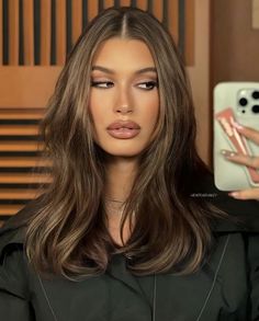 Rambut Brunette, Brown Hair Looks, Brown Hair Inspo, Brown Hair Balayage, Long Brown Hair, Hair Inspo Color, Wedding Hair And Makeup, Light Brown Hair, Clean Girl