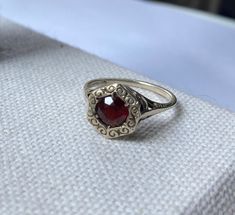 Sterling silver vintage ring with round red stone and flower detailing on band Silver Rings Vintage, Silver Ruby Ring, Garnet Ring Silver, Red Stone Ring, Red Ring, Diy Jewelry Unique, Magical Jewelry, Sterling Silver Rings Bands, Jewelry Lookbook