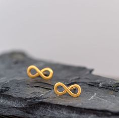 -Tiny solid gold infinity earrings. Carved from wax and cast in solid gold. -Available in 9k, 14k and 18k yellow, white and rose solid gold. -You can buy a single earring or a pair. -The infinity studs measure 10mm and have solid gold posts and backs. -Simple minimal earrings great for everyday wear. Gold Infinity Earrings, Business To Business, Infinity Earrings, Minimal Earrings, Earrings Rose Gold, Geometric Studs, Jewelry Dainty, Solid Gold Earrings, Minimal Jewelry