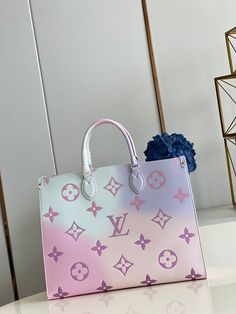 Charm Fashion Lu-Vi Bags - 16629 A+ Excellent Quality copies; Contact us if you've any questions in your mind. Lv Onthego, Fan Fashion, Color Dorado, Lv Bag, Evening Bags, Louis Vuitton Bag, Luxury Bags, Contact Us, Clutch Bag