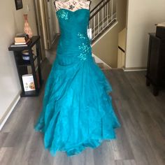 Make An Offer! This Dress Is Great For Prom Or Formals, And Is Sequined In The Front. 16 Dresses, Floor Length Gown, Ruffle Skirt, Floor Length, Prom Dresses, Prom, Size 10, Womens Dresses, Green