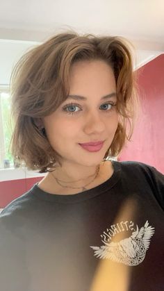 Short Hair Swoop Bangs, Cute Really Short Haircuts, Cute Haircuts Straight Hair, Straight Bobs For Fine Hair, Short Haircut Women Layers, Short Cute Haircuts For Women, Short Haircuts For Girls Teens, Downtown Girl Hairstyles Short, Short Teen Girl Haircuts