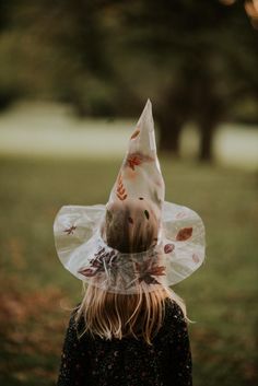 Nature Witch Costume Diy, Wizard Diy Costume, Unique Witch Hat, Witch Cloak Diy, Fall Leaf Crown, Nature Witch Hat, Flower Witch Costume, Cottage Core Halloween Costume, Witch Crown Diy