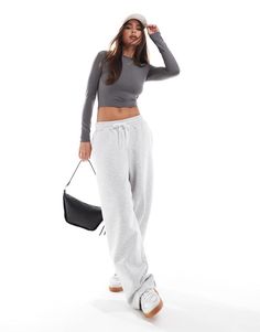 Toppe fra Stradivarius Tilbage til det basale Enkelt design Rund hals Lange ærmer Slim fit Sporty Gray Long Sleeve Tops, Gray Stretch Crop Top With Scoop Neck, Stradivarius Ribbed Leggings, Gray Seamless Long Sleeve Top, Gray Long Sleeve Breathable T-shirt, Destination Dress, Take It Back, Plus Size Skirts, Plain Design