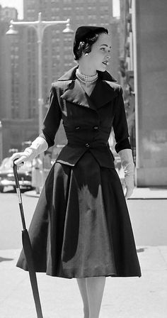 Photo by Nina Leen, 1951 Why I Like It: AMAZING GLOVES make the statement. Also, is an A-line dress and opens up the shoulders. Nina Leen, Fashion 60s, Glamour Vintage, Vintage Suit, Vintage Suits