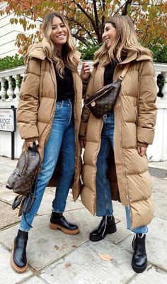 Beige Puffer Coat Outfit, Puffy Coat Outfit, Long Puffer Coat Outfit, New York Winter Outfit, Beige Puffer Jacket, Winter Outfits Snow, Long Winter Jacket