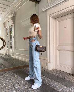 Follow our Pinterest Zaza_muse for more style inspiration :) Instagram: @zaza.muse | Jeans Basic Outfit, Preppy Mode, Minimalist Outfits, Mom Pants, Long Summer Dresses Maxi, Streetwear Mode, Loose Fit Jeans, Casual Summer Dresses