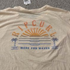 Brand New Rip Curl T-Shirt Surf Graphic Tee, Vintage Surf Aesthetic Clothes, Ally Core, Beachy Shirts, Beach Bum Outfit, Ocean Photoshoot, Beachy Graphic Print Surfing T-shirt, Ripcurl Tshirt, Retro Short Sleeve T-shirt For Surfing