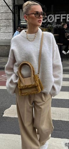 Street Style 2023-2024 Winter Beige Pants Outfit Autumn, Winteroutfits Streetstyle 2024, Beige Pants Winter Outfit, Sweater And Pants Outfit, California Winter Outfits, Beige Pants Outfit, Trendy Womens Fashion, Stile Casual Chic, Skandinavian Fashion