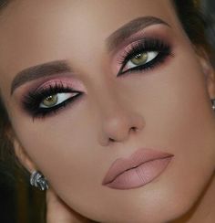 www.puddycatshoes.com Makeup Collection Goals, Trendy Eyeshadow, Collection Ideas, Green Makeup, Makijaż Smokey Eye, Trendy Makeup, Pink Eyeshadow, Eye Shadows, Eye Makeup Tips