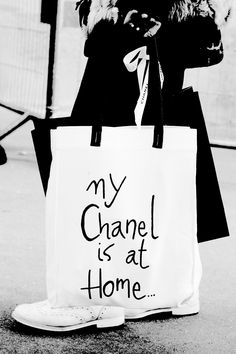 hahaha Paris Street Style Fall, Sacs Tote Bags, Sac Diy, Street Style Shoes, Mk Bags, White Tote, Autumn Street Style, Eco Bag, Gigi Hadid