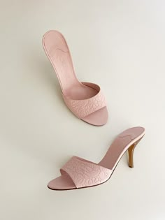 Elegant Shoes Heels, Pink Cc, Pink Camellia, Chanel Heels, Pretty Heels, Feminine Shoes, Dr Shoes, Pink Chanel