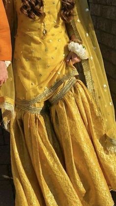 Mehndi Gharara Outfit, Mehndi Dress Simple Designs, Mayon Dresses Gharara, Simple Mehndi Dress For Bride, Garara Dress For Mehndi, Yellow Mayon Dresses, Haldi Dress Garara, Bridal Pakistani Suits, Mayun Dress Ideas