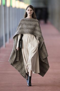 Classy Avant Garde, Look Hippie Chic, Stile Casual Chic, Striped Shawl, Winter Trends, Mode Inspo, Look Fashion, Hijab Fashion, Modest Fashion