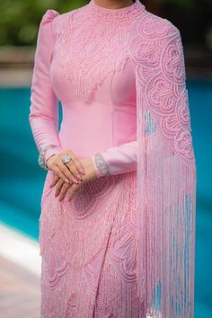 ထိုင်မသိမ်း Design, Trendy Outfit Ideas, Traditional Dresses Designs, Long Gowns, Mode Turban, Fashionable Dresses, Myanmar Dress Design, Women Dresses Classy, Elegant Dresses Classy