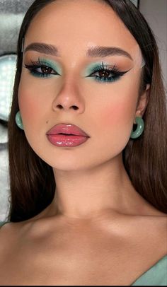 Sparkly Cat Eye Makeup, Gala Dinner Make Up, Brown And Teal Makeup, Simple Formal Makeup Green Eyes, Teal Makeup Looks For Brown Eyes, Trending Make Up Looks, Makeup For Teal Dress, Green Makeup Brown Eyes, Duochrome Eyeshadow Looks