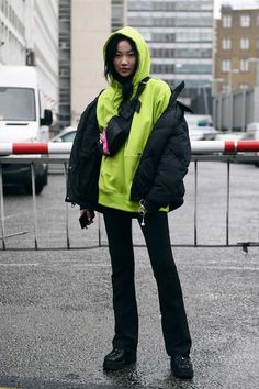 Ideas de look con color Neon. Lo Mejor de Street Style Trip Fashion, Gentlemen Fashion, Inspo Fits, Street Style 2018, London Fashion Week Street Style, London Style, Street Style Grunge, Quirky Fashion, Inspo Board