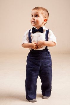 Baby boy navy blue linen suit includes SET of 4 :- Shirt - Pants- Suspenders - Bow tie Pants come in elastic waist adjustable with buttons. Suspenders are adjustable with buttons on the back and are removable. The bow tie is pre-tied with adjustable Velcro closure on the back. There is possible to order a short or long sleeve shirt, if not specified it will be made short sleeve as seen in the photo.You can order the appropriate size for your boy. Please find the size chart in the last image. It Navy Blue Ringbear Suits, Birthday Pants, Navy Blue Pants Outfit, Boys Linen Pants, Kids Summer Fashion Girl, Jean Shirt Outfits, Formal Boys Outfit, Navy Blue Suspenders, Blue Pants Outfit