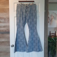 Nwt!! Size 33x32. High Rise Bell Flare. Smoke Free Home Cowgirl Jeans, Jeans Rock, Rock Roll, Jeans Color, Colored Jeans, Flare Jeans, Rock And Roll, Wide Leg, Color Blue