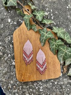 Salmon and stone color pastel earrings/Short Dangle earrings/Boho Beaded Earrings/Small Tassel earrings, Feather earrings, Ombre earrings ♥𝑇ℎ𝑒 𝑝𝑎𝑡𝑡𝑒𝑟𝑛 𝑜𝑓 𝑡ℎ𝑖𝑠 𝑒𝑎𝑟𝑟𝑖𝑛𝑔 𝑖𝑠 𝑐𝑟𝑒𝑎𝑡𝑒𝑑 𝑏𝑦 𝐾𝑎𝑍𝑒𝐵𝑒𝑎𝑑𝐽𝑒𝑤𝑒𝑙𝑟𝑦 ♥𝑀𝑎𝑑𝑒 𝑢𝑠𝑖𝑛𝑔 𝑓𝑟𝑒𝑒ℎ𝑎𝑛𝑑 𝑏𝑒𝑎𝑑𝑖𝑛𝑔 𝑤𝑜𝑣𝑒𝑛 𝑡𝑒𝑐ℎ𝑛𝑖𝑞𝑢𝑒𝑠 𝑤𝑖𝑡ℎ 𝑠𝑡𝑟𝑜𝑛𝑔 𝑠𝑦𝑛𝑡ℎ𝑒𝑡𝑖𝑐 𝑡ℎ𝑟𝑒𝑎𝑑. ♥𝑇ℎ𝑒 𝑠𝑖𝑧𝑒 𝑜𝑓 𝑡ℎ𝑒 𝑠𝑒𝑒𝑑 𝑏𝑒𝑎𝑑𝑠 𝑢𝑠𝑒𝑑 𝑖𝑠 2 𝑚𝑖𝑙𝑙𝑖𝑚𝑒𝑡𝑒𝑟𝑠 𝑎𝑛𝑑 𝑏𝑒𝑎𝑑𝑠 𝑎𝑟𝑒 ℎ𝑖𝑔ℎ 𝑞𝑢𝑎𝑙𝑖𝑓𝑖𝑒𝑑. ♥𝐴𝑙𝑙 𝑡ℎ𝑒 ℎ𝑜𝑜𝑘𝑠 𝑢𝑠𝑒𝑑 𝑖𝑛 𝑜𝑢𝑟 𝑗𝑒𝑤𝑒𝑙𝑟𝑦 𝑎𝑟𝑒 24 𝑘 𝑔𝑜𝑙𝑑 𝑝𝑙𝑎𝑡𝑒𝑑 𝑎𝑛𝑑 ℎ𝑦𝑝𝑜𝑎𝑙𝑙𝑒𝑟𝑔𝑒𝑛𝑖𝑐. ♥𝑇ℎ𝑒𝑠𝑒 𝑎𝑟𝑒 𝑣𝑒𝑟𝑦 𝑙𝑖𝑔ℎ𝑡 𝑒𝑎𝑟𝑟𝑖𝑛𝑔𝑠 𝑡ℎ𝑎𝑡 𝑦𝑜𝑢 𝑐𝑎𝑛 𝑤𝑒𝑎𝑟 𝑎𝑙𝑙 𝑑𝑎𝑦 𝑤𝑖𝑡ℎ𝑜𝑢𝑡 ℎ𝑢𝑟𝑡𝑖𝑛𝑔 𝑦𝑜𝑢𝑟 𝑒𝑎𝑟! The only Summer Pink Fringe Earrings, Beaded Salmon Earrings, Bohemian Single Pink Earring, Bohemian Pink Single Earring, Purple Beaded Fringe Tassel Earrings, Pink Bohemian Drop Earrings, Purple Bohemian Beaded Tassel Earrings, Bohemian Teardrop Pink Earrings, Pink Bohemian Chandelier Earrings