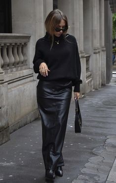 Long Leather Skirt Outfit Winter, Leather Maxi Skirt Outfit, Long Leather Skirt Outfit, Leather Skirt Outfit Winter, Maxi Leather Skirt, Ultra Mini Skirt, Autumn Skirt, Aw 23, Long Leather Skirt