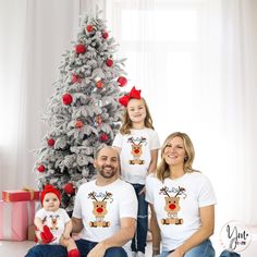 UNISEX HEAVY COTTON CHRISTMAS T-SHIRT🎄❄️ Celebrate that special day with your family with these personalized t-shirts where you can capture that first Christmas as a family... ideal for family photographs. Give that fun touch to your Christmas and make everyone's eyes turn to these shirts. CHARACTERISTICS * GILDAN brand * Shoulder tape. Twill tape covers the shoulder seams to stabilize the back of the garment and prevent stretching. * Fiber composition Solid colors are 100% cotton; Heather colo White Family Matching Christmas T-shirt, White Family Matching T-shirt For Holidays, Christmas T Shirt, Personalized Family, White Ink, Personalized T Shirts, Christmas Tshirts, Ribbed Fabric, First Christmas