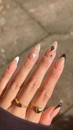 Spooky season is here which means it's time for a fresh set of Halloween nails. These are the best nail ideas for fall and Halloween that you're going to love! Holloween Nails, Halloween Acrylic Nails, Cute Halloween Nails, Nagel Tips, Halloween Nail Designs, Halloween Nail, Neon Nails, Manicure Y Pedicure, Dream Nails