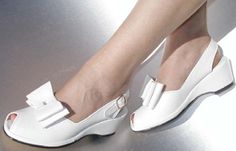 Remix Vintage Gloria Open Toe Slingback Wedge with Detachable Bow in White Leather 1940 Fashion, Dapper Fashion, 1940s Shoes, Womens Dress Shoes, Dapper Style, Peep Toe Shoes, Retro Shoes, Leaf Ring, Kinds Of Shoes