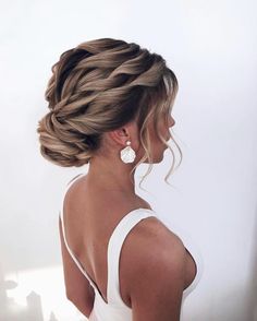 Elegance is a glowing inner peace.  ⠀⠀⠀⠀⠀⠀⠀ ⠀⠀⠀⠀⠀⠀⠀ ⠀⠀⠀⠀ #MondayMood ~ #Gorgeous...  #* #besthaircuttery #braidweddinghairstyles #bridalhairstylespictures Classic Wedding Hair, Bridesmaid Hairstyles, Wedding Updo, Wedding Hair And Makeup, Bride Hairstyles, Bridesmaid Hair