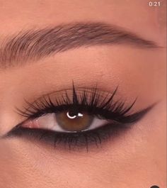 Reverse Eyeliner, Dark Angel Makeup, Maquillaje Smokey Eyes, Witchy Makeup, Winged Eyeliner Makeup, Smudged Eyeliner, Angel Makeup, Smokey Eyeliner, Subtle Makeup