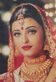 Aishwarya Rai Bridal Look, Bollywood Vintage, 90s Bollywood Fashion, ऐश्वर्या राय, Bollywood Makeup, Bollywood Bridal, Retro Bollywood, 90s Bollywood, Perfectly Timed Photos