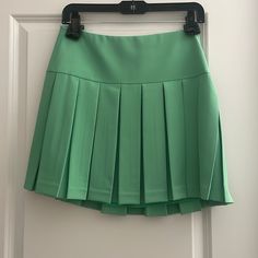 Never Worn New With Tags Green Mini Pleated Skirt For Spring, Green Pleated Short Skirt With Lining, Green Short Pleated Lined Skirt, Green Fitted Pleated Skirt For Summer, Green Pleated Short Skort, Short Green Lined Pleated Skirt, Fitted Green Pleated Skirt For Summer, Elegant Fitted Green Skort, Green Pleated Mini Skort