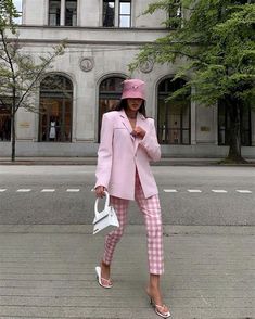 Pink Outfit Ideas For Brunch. There are any references about Pink Outfit Ideas For Brunch in here. you can look below. I hope this article about Pink Outfit Ideas For Brunch can be useful for you. Please remember that this article is for reference purposes only. #pink #outfit #ideas #for #brunch Barbiecore Outfit, Stile Kendall Jenner, Looks Street Style, Brunch Outfit, Looks Chic, Mode Inspo, Pink Outfits, Pink Outfit, Colourful Outfits