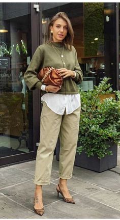 Monday Outfit, Khaki Trousers, Chic Fall Outfits, Office Outfits Women, Song Of Style, Weekly Outfits, Cold Weather Outfits, Inspiration Mode, Business Outfits