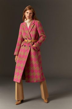 Pink Houndstooth, Fall Outfit Ideas, Oasis Fashion, Mode Casual, Pink Coat, Fashion Mistakes, Minimalist Outfit, Look Chic, Fall Outfit