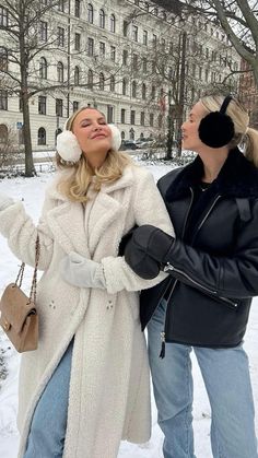 Ny Fashion Winter, Winter Influencer Outfits, Bryant Park Winter Village Outfit, Winter Outfits City New York, Winter Princess Aesthetic Outfit, Winter New York City Outfits, Prague Christmas Outfit, Netherlands Winter Outfit, Colorado City Aesthetic