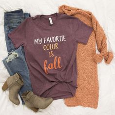 This gorgeous graphic tee is a must-have for ladies who are in love with all things fall! Fall Outfits 2018, Pijamas Women, All Things Fall, Clothes And Shoes, My Favorite Color, Outfit Trends, Fall Shirts, Fall Winter Outfits, Outfits Casuales