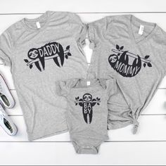 Mama Papa Baby/Sister/Brother Sloth Matching Family Sets! Handmade Made To Order On Super Soft Unisex Bella + Canvas T-Shirts! This Listing Is For Three (3) Items For Mom, Dad And Baby/Toddler Just Comment With The Sizes You’d Like For Each Of The Three Items: I.E. Mama M V Neck/ Papa L Crew/ 6 Month Onesie * Cotton Blend * Hand Printed In Black Ink * Baby Sloth Is Available In Onesies & Tees Sloth Family, Mom Dad And Baby, Mom And Me Shirts, Matching Family T Shirts, Papa Baby, Matching Family Shirts, Dad And Baby, Family Birthday Shirts, Matching Christmas Shirts