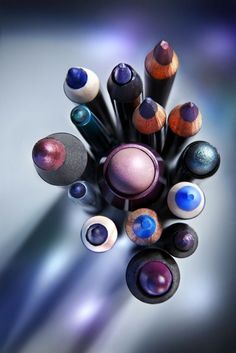 there are many different colored pencils in this photo