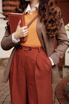 Cottagecore Pants Outfit, Fall Colors Outfits, 20th Fashion, Retro Womens Fashion, Outfit Minimalista, Academia Outfits, Katharine Hepburn, Slow Fashion Brands, Hourglass Shape