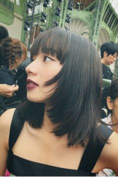 Japanese Bangs Round Face, Nana Komatsu Short Hair, Wide Bangs Hair, Nana Komatsu Hair, Japan Haircut, Japanese Haircut, Komatsu Nana, Modern Haircuts, Shoulder Hair