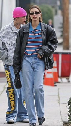 Hailey Bieber Street Style Fall, Outfit Trend 2024 Autumn, Preppy Leather Jacket Outfit, Winter Outfits Hailey Bieber, Jacket Trends 2024, Hailey Bieber Fits, Hailey Bieber Leather Jacket, Fall Outfits Japan, Los Angeles Winter Outfits