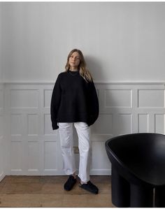 Birkenstock Black Outfit, Black Birkenstocks Outfit, Black Birkenstock Clogs Outfit, Therapy Outfits, Birkenstock Clogs Outfit Fall, Black Jumper Outfit