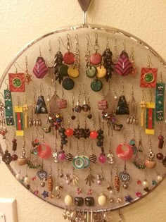 there are many earrings hanging on the wall