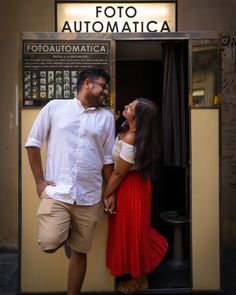 a man and woman standing next to each other in front of a door with the words foto automaticia written on it